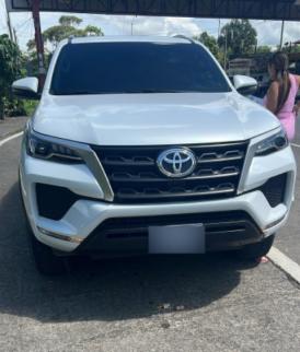 Aduanas retiene vehículo en San Isidro por posible infracción aduanera