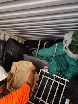 Inspectores de Aduanas descubren presunto contrabando de llantas y maquinaria industrial