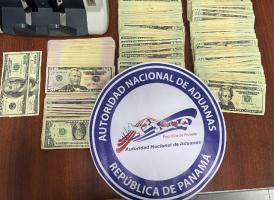 Aduanas retiene a dos pasajeros con más 25 mil dólares No Declarados y a otro con mercancías presuntamente falsificadas