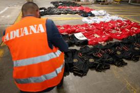 Labor institucional de Aduanas da con nuevo hallazgo de presunta falsificación de camisetas de la selección