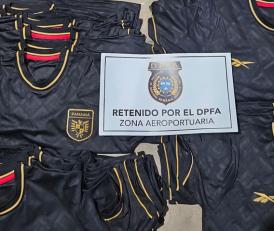 Aduanas retiene camisetas de la selección nacional por Presunto fraude marcario