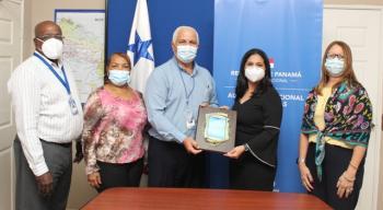 Directora de Aduanas recibe pergamino y placa de reconocimiento