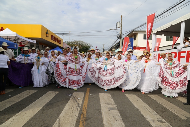 desfilemilpolleras2
