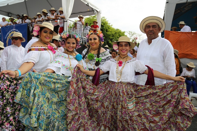 desfilemilpolleras4