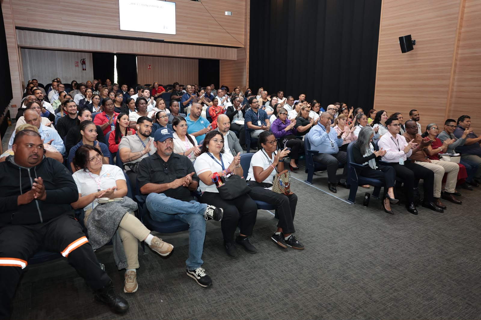 Colaboradores de aduanas reciben entrenamiento sobre atención al cliente